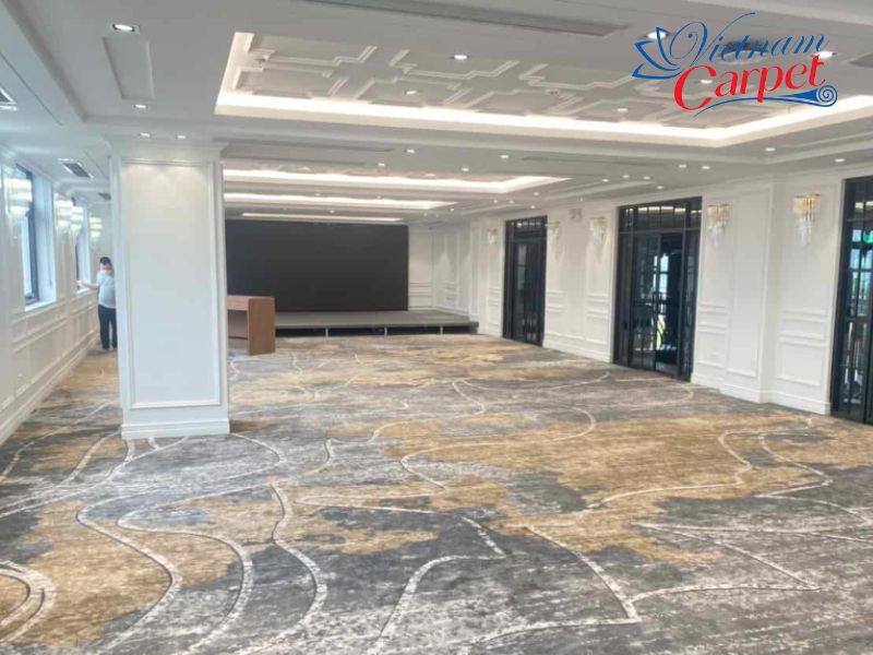 Trải thảm ở trung tâm tiệc cưới